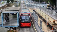 Kemacetan ini disebabkan adanya proyek pembangunan MRT Fase 2, Jakarta.