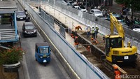 Tidak hanya pengendara roda dua, pengendara roda empat juga menerobos jalur TransJakarta.