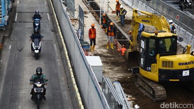 Tak Tahan Macet, Pemotor Ini Terobos Jalur Busway