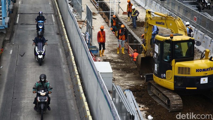Tak Tahan Macet, Pengendara Terobos Busway Sejumlah pengendara menerobos jalur bus TransJakarta di Gajah Mada, Jakpus, Jumat (20/1). Aksi ini dilakukan karena mereka tidak sabar menghadapi kemacetan.