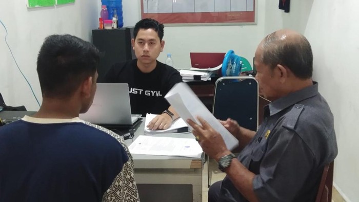 Tersangka MR (kiri) saat diperiksa polisi. (Foto: Dok Polres Muba)