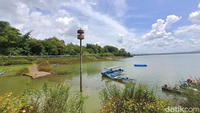 Tiang beton penanda rute gerilya Jenderal Soedirman di Waduk Gajah Mungkur Wonogiri. Foto diambil Jumat 20/1/2023).