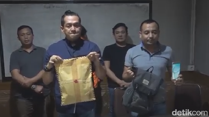 Tim 2 Unit 1 Satuan Narkoba Polrestabes Makassar mengamankan sabu seberat 1 kg dan ponsel dari pelaku.