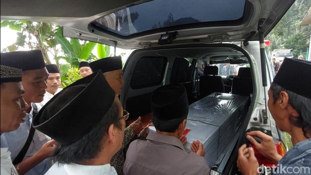 TKW asal Kendal meninggal setelah terjatuh dari lantai 8 apartemen di Malaysia. Jenazah dipulangkan dan tiba kampung halaman untuk dimakamkan, Jumat (20/1/2023).