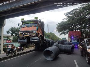 Truk Muatan Kabel Jumping di Jalan Daan Mogot Dievakuasi, Lalin Lancar