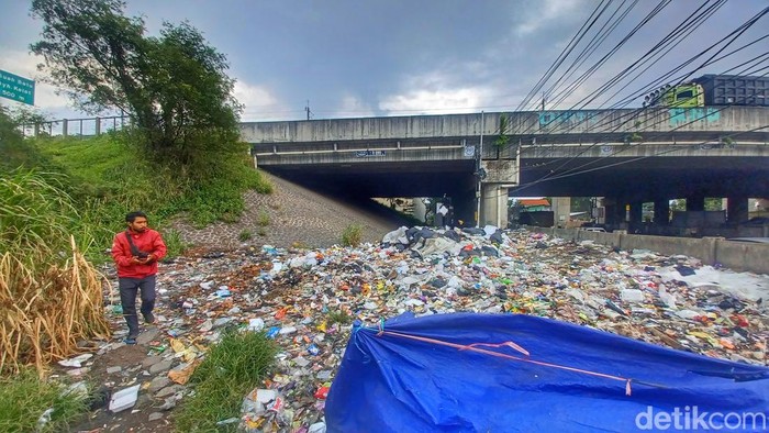 Tumpukan sampah di perbatasan Kota dan Kabupaten Bandung, tepatnya di Bojongsoang pada Jumat (20/1/2023)