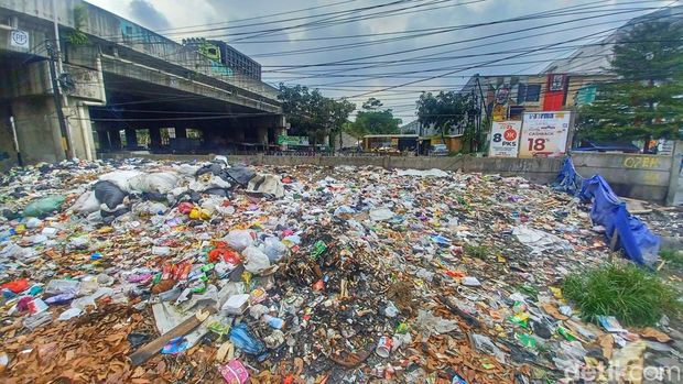 Tumpukan sampah di perbatasan Kota dan Kabupaten Bandung, tepatnya di Bojongsoang pada Jumat (20/1/2023)