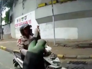 4 Fakta Heboh Polisi Acungkan Jari Tengah ke Pengawal Ambulans
