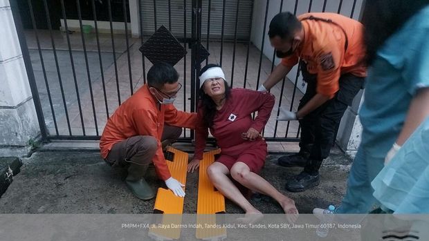 Wanita diduga korban Jambret di Jalan Darmo Indah Timur Surabaya