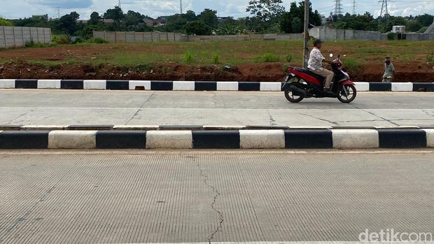 Warganet menyoroti Jalan Boulevard GDC Depok, Jawa Barat (Jabar) yang baru diperbaiki sudah banyak yang retak (Devi P/detikcom)