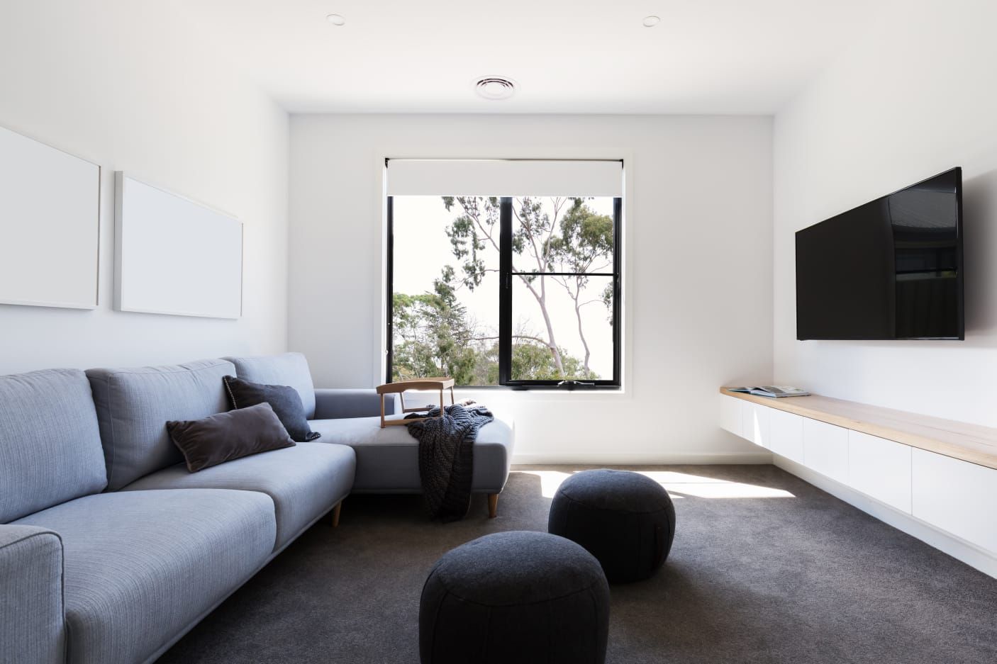 Foto ruangan dengan charcoal shades with muted pastel.