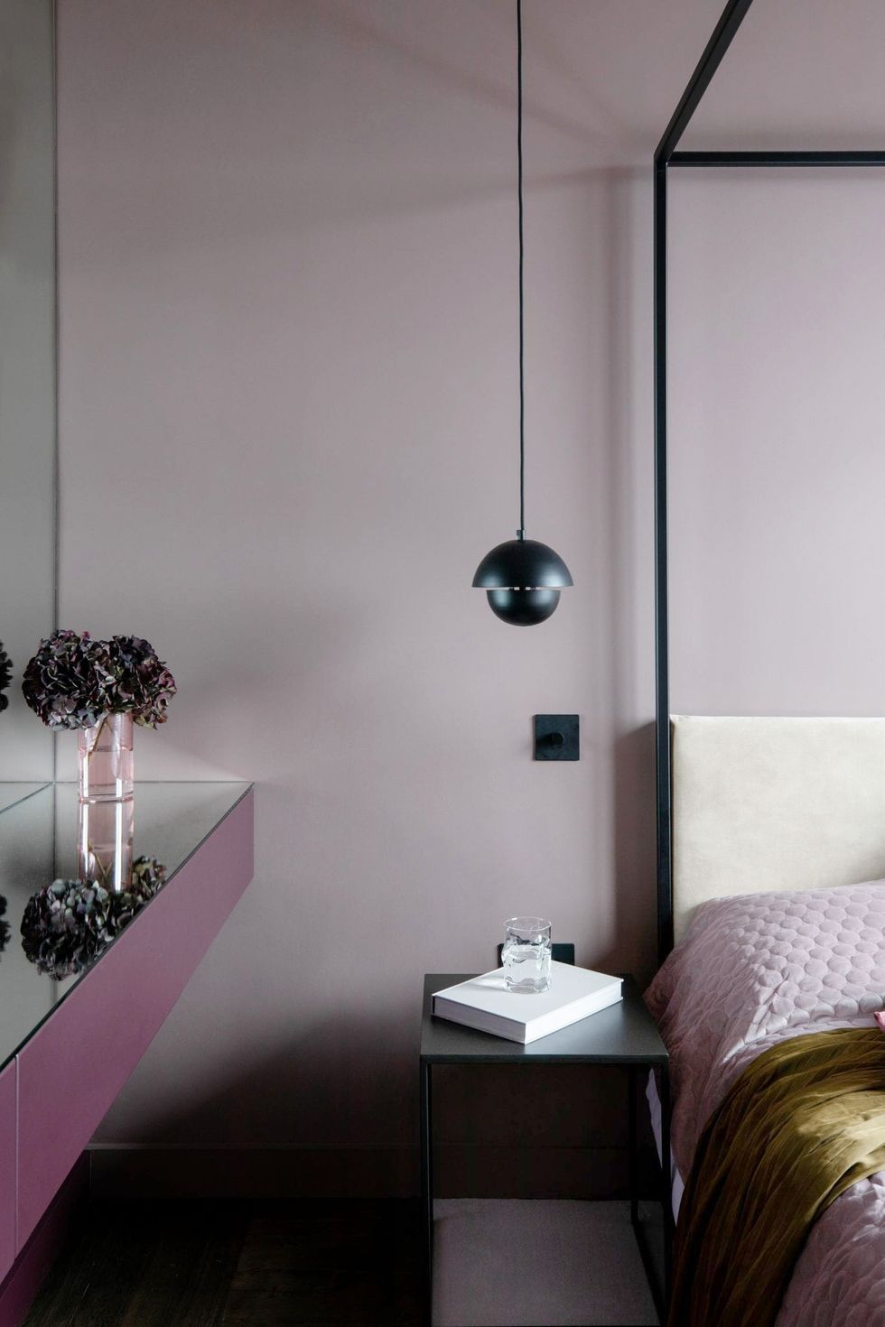 Foto ruangan dusty purple.