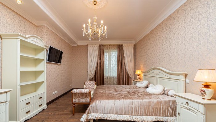 Warna cat kamar tidur creamy apricot.