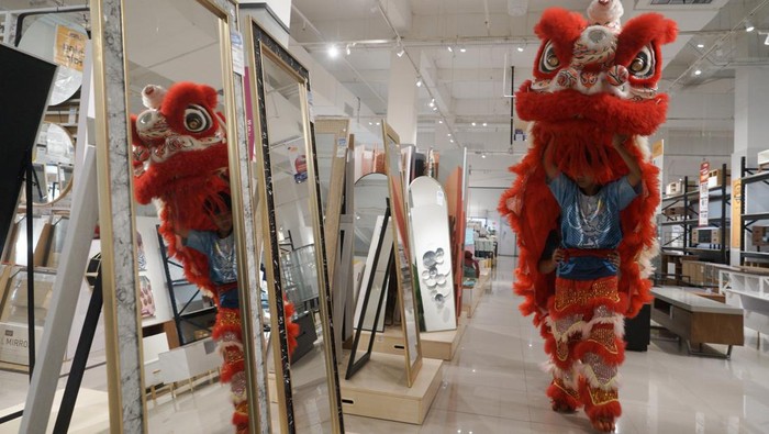 Aksi Barongsai Masuk Mal Jelang Imlek Pemain barongsai dari grup Naga Selatan Jogja berinteraksi dengan pengunjung di Sleman CIty Hall (SCH), Sleman, D.I Yogyakarta, Jumat (20/1/2023). Pertunjukan barongsai yang diselenggarakan oleh pengelola mal tersebut guna menyambut serta memeriahkan Tahun Baru Imlek 2574. ANTARA FOTO/Andreas Fitri Atmoko/aww.