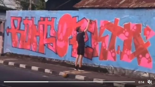 Aksi seorang warga negara asing (WNA) yang mencorat-coret tembok salah satu rumah di Banjar Kesambi, Kelurahan Kerobokan, Kuta Utara, Badung, Bali, viral di media sosial.