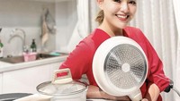 Aktris cantik berusia 23 tahun ini juga menjadi model dari salah satu merek peralatan memasak. Ini potret cantiknya ketika mempromosikan wajan dan panci. Foto: Instagram @amandamanopo