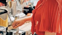 Lewat Instagram pribadinya @amandamanopo, sang aktris sempat membagikan momennya belajar menjadi barista. Dalam fotonya terlihat kalau Amanda sedang meracik espresso. Foto: Instagram @amandamanopo