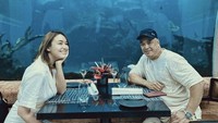 Beberapa momen kuliner juga sempet dibagikan Amanda di Instagram. Salah satunya momen makan di restoran bawah laut yang pemandangannya indah ini. Foto: Instagram @amandamanopo