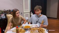 Pemeran Andien dalam Ikatan Cinta ini pernah menjalin kasih dengan Billy Syahputra. Ini momen mereka ketika menikmati sate taichan yang lezat. Foto: Instagram @amandamanopo