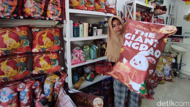 Ada angpao raksasa di Blitar. Angpau bermotif kelinci ini merupakan hampers untuk momen Imlek 2023.