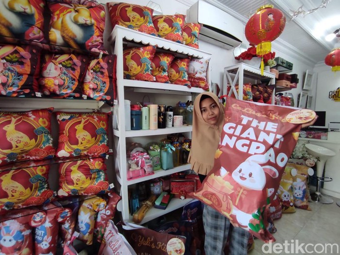 Ada angpao raksasa di Blitar. Angpau bermotif kelinci ini merupakan hampers untuk momen Imlek 2023.
