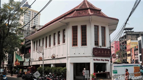 Apa itu pecinan? Pecinan adalah pemukiman masyarakat Tionghoa. Biasanya, pecinan terletak di tengah-tengah kota yang identik elemen bangunan warna merah.