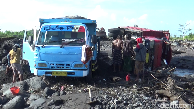 Banjir lahar Gunung Semeru terjadi di Sungai Rejali, Desa Bago, Kecamatan Pasirian, Lumajang. Banjir tersebut menerjang 3 truk penambang pasir dan sebuah alat berat.
