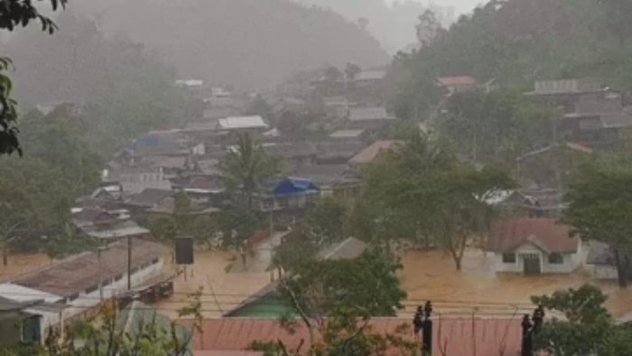 Banjir rendam sekolah dan permukiman di Pinrang.