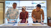 (ki-ka) Vice President Retail Transaction Consumer Head Bank Mandiri Regional X Noviandika Sukanto, SVP Consumer Loans Bank Mandiri Dessy Wahyuni dan Direktur Utama PT. Parangloe Indah Farry Ongko Widjaja saat menandatangani perjanjian kerjasama di Jakarta, Jumat (20/1/2023). 