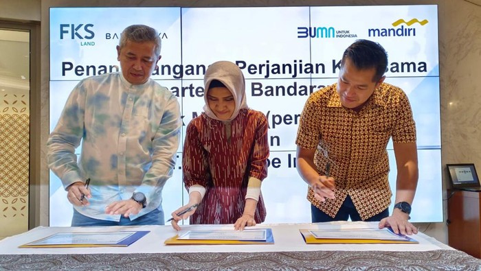 Bank Mandiri Fasilitasi Pembelian Apartemen Bandaraya (ki-ka) Vice President Retail Transaction Consumer Head Bank Mandiri Regional X Noviandika Sukanto, SVP Consumer Loans Bank Mandiri Dessy Wahyuni dan Direktur Utama PT. Parangloe Indah Farry Ongko Widjaja saat menandatangani perjanjian kerjasama di Jakarta, Jumat (20/1/2023).