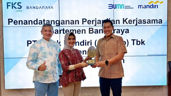 (ki-ka) Vice President Retail Transaction Consumer Head Bank Mandiri Regional X Noviandika Sukanto, SVP Consumer Loans Bank Mandiri Dessy Wahyuni dan Direktur Utama PT. Parangloe Indah Farry Ongko Widjaja saat menandatangani perjanjian kerjasama di Jakarta, Jumat (20/1/2023).