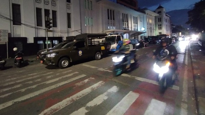 Para pedagang kaki lima (PKL) yang semula berdang di Jalan Kunir, Kota Tua, Tamansari, Jakarta Barat, direlokasi ke Jalan Cengkeh. Bebas dari PKL, Jalan Kunir kini dijaga Satpol PP, Sabtu (21/1/2023) malam.