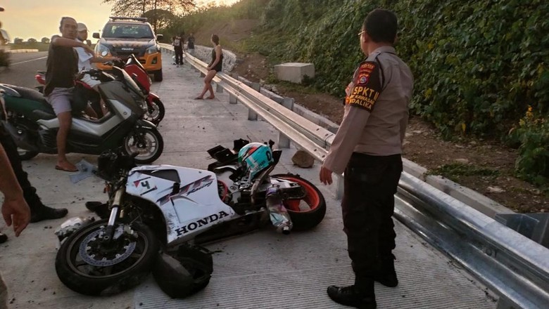 Bule Australia menabrak pembatas jalan di Mandalika Seorang bule Australia menabrak pembatas jalan saat berkendara dengan moge dan berkecepatan tinggi di jalan Bypass BIL-Mandalika.
