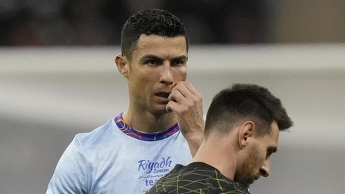 Cristiano Ronaldo gestures playing for a combined XI of Saudi Arabian teams Al Nassr and Al Hilal is flanked by PSGs Lionel Messi during a friendly soccer match, at the King Saud University Stadium, in Riyadh, Saudi Arabia, Thursday, Jan. 19, 2023. (AP Photo/Hussein Malla)