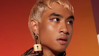 Pada akhir 2022 hingga kini, Devano Danendra tampil nyentrik dan jadi sorotan. Belum lama ini karena memakai kalung salib, dia dituding pindah keyakinan. Kabar itu dipastikan oleh dirinya sendiri tidaklah benar. Foto: dok. Instagram/@iamdevano