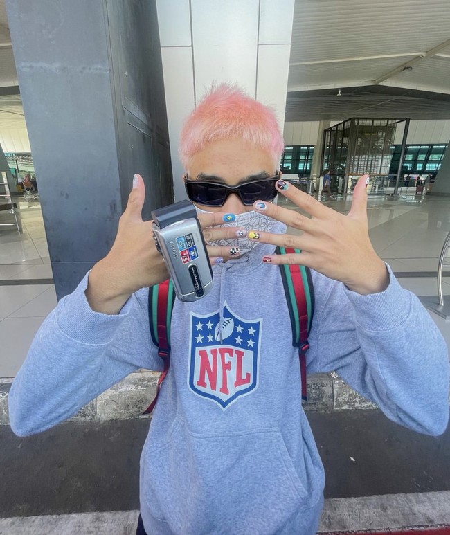 Devano Danendra tak segan tampil beda dengan riasan kuku warna-warni. Ia kerap memakai nail art saat tampil di berbagai kesempatan. Foto: dok. Instagram/@iamdevano