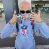 Devano Danendra tak segan tampil beda dengan riasan kuku warna-warni. Ia kerap memakai nail art saat tampil di berbagai kesempatan. Foto: dok. Instagram/@iamdevano