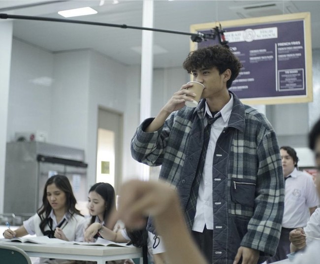 Manyan kekasih Naura Ayu itu belum bisa benar-benar berhenti dari dunia entertainment karena masih terikat kontrak. “Jadi untuk sekarang, saya akan terus berjuang melawan semua rasa takut saya untuk meng-entertaint kalian semua, tambahnya. Foto: dok. Instagram/@iamdevano