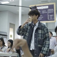 Manyan kekasih Naura Ayu itu belum bisa benar-benar berhenti dari dunia entertainment karena masih terikat kontrak. “Jadi untuk sekarang, saya akan terus berjuang melawan semua rasa takut saya untuk meng-entertaint kalian semua, tambahnya. Foto: dok. Instagram/@iamdevano