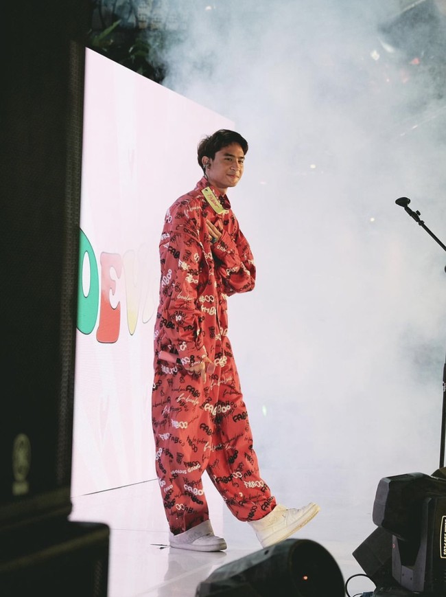 Iis Dahlia begitu khawatir saat putranya diketahui ada keinginan untuk bunuh diri. Dalam acara Pagi-pagi Ambyar di Trans TV, Iis Dahlia mengungkap alasan Devano depresi. Salah satunya setelah ia putus dengan Naura. Foto: dok. Instagram/@iamdevano