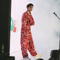 Iis Dahlia begitu khawatir saat putranya diketahui ada keinginan untuk bunuh diri. Dalam acara Pagi-pagi Ambyar di Trans TV, Iis Dahlia mengungkap alasan Devano depresi. Salah satunya setelah ia putus dengan Naura. Foto: dok. Instagram/@iamdevano