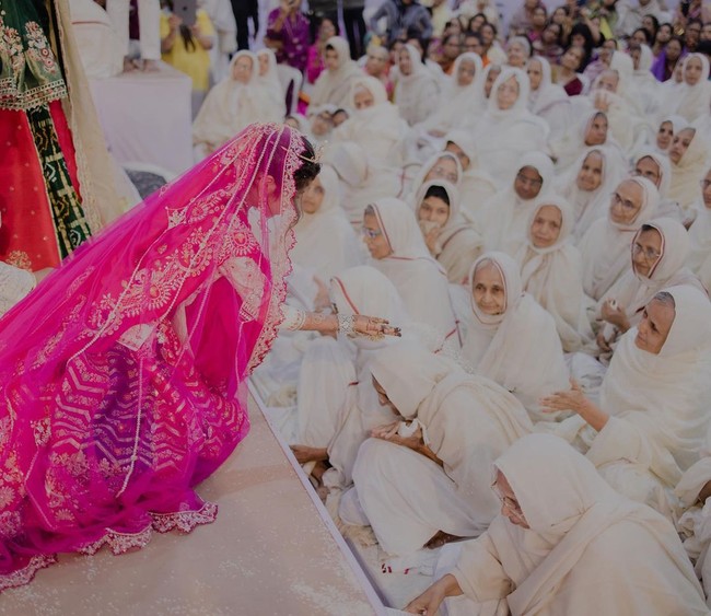 Agama Jain sendiri memiliki sekitar 4 juta pengikut di India. Para pengikut biasanya menjalani gaya hidup bersih dengan hanya makan sayur dan buah-buahan. Beberapa biksu bahkan akan menutupi mulut dengan kain agar tidak menelan serangga secara tidak sengaja.Ritual agama Jain kerap kali mengundang kritik karena menuntut ritual puasa ekstrem yang bahkan pernah menyebakan kematian. Seorang gadis di Hyderabad dilaporkan meninggal setelah puasa dua bulan arena hanya boleh minum air hangat dua kali sehari. Orang tuanya pun ditangkap karena dituduh memaksa sang anak melakukannya.Foto: Instagram @devanshi_diksha_danam