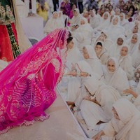 Agama Jain sendiri memiliki sekitar 4 juta pengikut di India. Para pengikut biasanya menjalani gaya hidup bersih dengan hanya makan sayur dan buah-buahan. Beberapa biksu bahkan akan menutupi mulut dengan kain agar tidak menelan serangga secara tidak sengaja.Ritual agama Jain kerap kali mengundang kritik karena menuntut ritual puasa ekstrem yang bahkan pernah menyebakan kematian. Seorang gadis di Hyderabad dilaporkan meninggal setelah puasa dua bulan arena hanya boleh minum air hangat dua kali sehari. Orang tuanya pun ditangkap karena dituduh memaksa sang anak melakukannya.Foto: Instagram @devanshi_diksha_danam