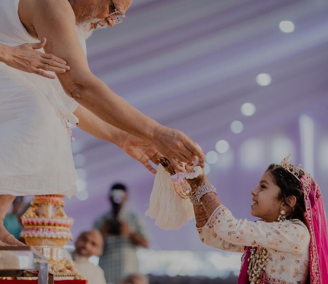 Devanshi memang berasal dari keluarga Jain, sebuah agama kuno dari India yang mengajarkan anti kekerasan, gaya hidup vegetarian, dan mencintai semua mahkluk. Beberapa lalu, Devanshi telah menjalani ritual untuk menjadi biksu selama empat hari. Foto: Instagram @devanshi_diksha_danam