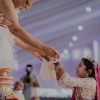 Devanshi memang berasal dari keluarga Jain, sebuah agama kuno dari India yang mengajarkan anti kekerasan, gaya hidup vegetarian, dan mencintai semua mahkluk. Beberapa lalu, Devanshi telah menjalani ritual untuk menjadi biksu selama empat hari. Foto: Instagram @devanshi_diksha_danam
