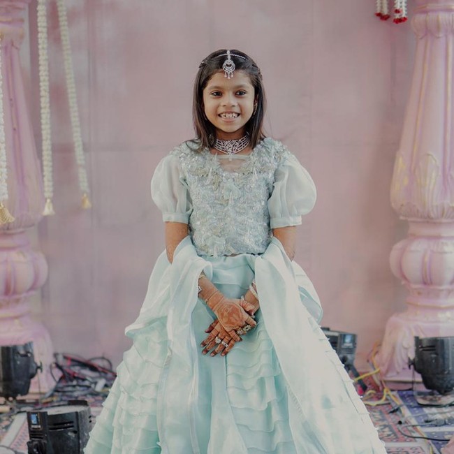 Devanshi Sanghvi adalah pewaris bisnis perhiasan Sanghvi and Sons dari Kota Surat yang dikenal sebagai Kota Belian. Dari usaha keluarga, bocah tersebut dilaporkan mewarisi £ 50 juta atau sekitar Rp 936 miliaran.Foto: Instagram @devanshi_diksha_danam