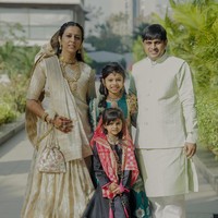 Gadis tersebut dikenal sebagai salah satu orang termuda yang menjalani upacara diksha untuk meninggalkan hal-hal duniawi dan menjadi biksu Jain. Devanshi mendapat dukungan dari orang-orang sekitar. Di India, banyak orang tua mendorong anak untuk jadi biksu di usia muda karena bisa meningkatkan status sosial keluarga. Foto: Instagram @devanshi_diksha_danam