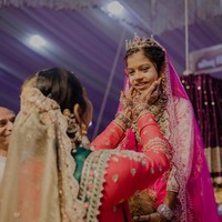 Terlihat ekstrem namun Devanshi memang dikenal patuh pada agama dan tidak terlalu menyukai hiburan seperti kebanyakan anak seusianya. Orang tuanya pun mendukung sang putri sulung yang sudah lama ingin jadi biksu. Foto: Instagram @devanshi_diksha_danam