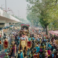 Dalam foto dan video yang beredar, gadis tersebut bahkan terlihat menaiki kereta yang ditarik oleh gajah. Foto: Instagram @devanshi_diksha_danam
