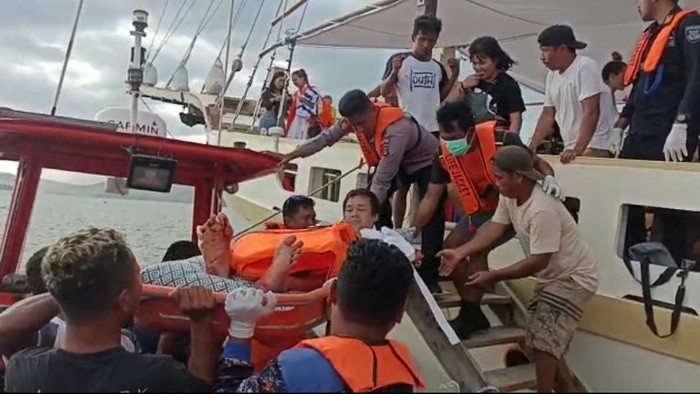 Dua turis terluka dan mengalami luka berat di lutut kanan dalam insiden tenggelamnya kapal wisata TM Tiana di perairan Labuan Bajo, NTT.